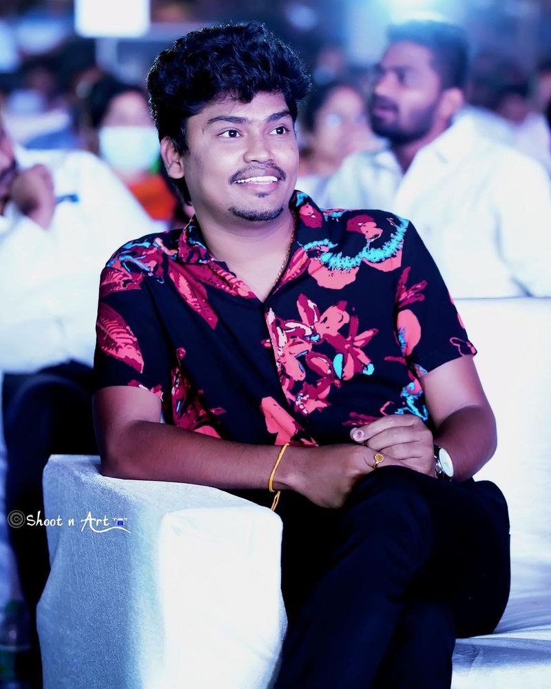 ఏళ్లుగా జబర్దస్త్ వేదిక ద్వారా నవ్వులు పంచుతున్న కమెడియన్స్ లో కెవ్వు కార్తీక్ ఒకరు. సాధారణ టీమ్ మెంబర్ గా ఉన్న కార్తీక్ ఆ తరువాత టీమ్ లీడర్ అయ్యాడు. ముక్కు అవినాష్ తో పాటు కెవ్వు కార్తీక్ టీం లీడర్ గా ఉండేవారు.