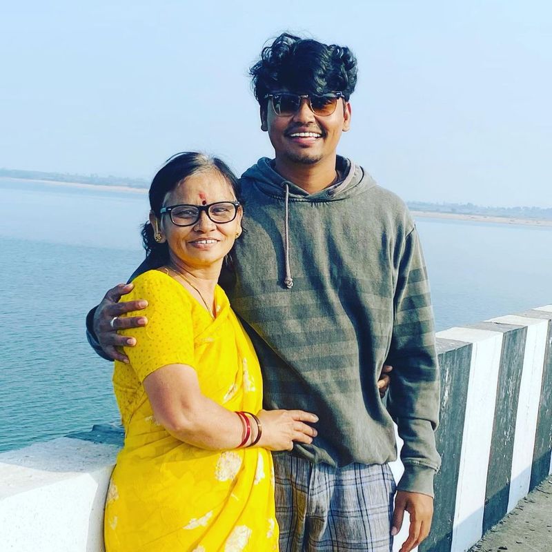 ఇక తల్లిని ఎంతగానో ప్రేమించే కార్తీక్ తన సంపాదనతో లక్షలు ఖర్చుపెట్టి ఆరోగ్యం బాగుచేయించి కాపాడుకున్నాడట. ఈ విషయం ఓ కార్యక్రమంలో కార్తీక్ తల్లి స్వయంగా చెప్పారు.