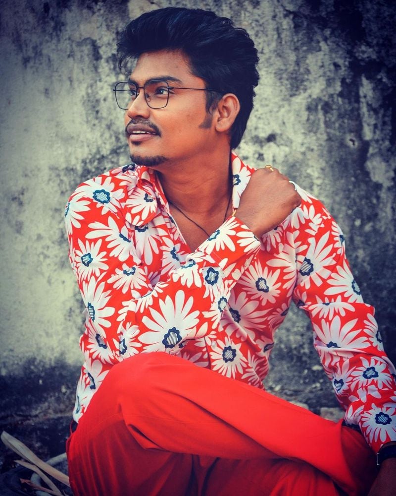 మొదట్లో కేవలం రెండు వందలకు ఈవెంట్స్ లో మిమిక్రీ చేసేవారట అవినాష్. ఇంజనీరింగ్ తరువాత ఓ జాబ్ లో చేరగా, అత్తెసరు సంపాదన కుటుంబ అవసరాలకు సరిపోయేది కాదట. దానితో జాబ్ వదిలేసి ఈవెంట్స్ నిర్వహిచడం మొదలుపెట్టాడట.