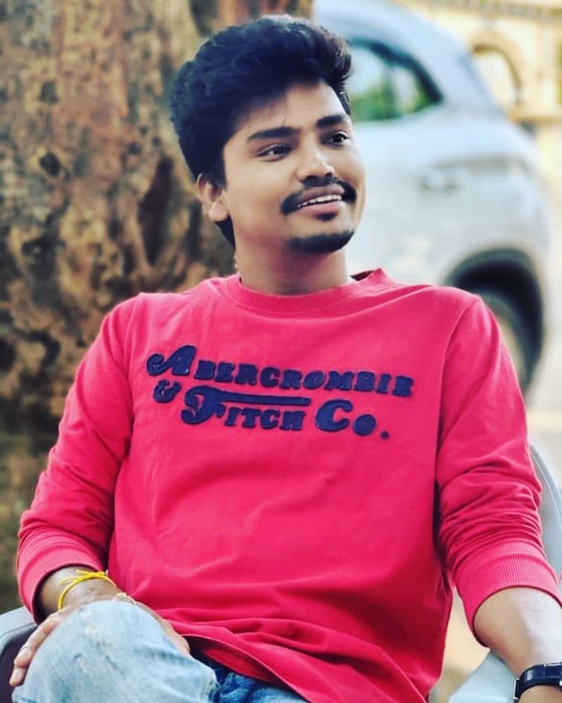 ఈవెంట్స్ వలన తనకు మంచి ఆదాయమే వచ్చేదట. అయితే ఆర్టిస్ట్ కావాలని జబర్దస్త్ కి రావడం జరిగిందట కార్తీక్. టీం లీడర్ గా ఎదిగాక తన రెమ్యూనరేషన్ లక్షలకు చేరిందని కార్తీక్ తెలిపాడు.