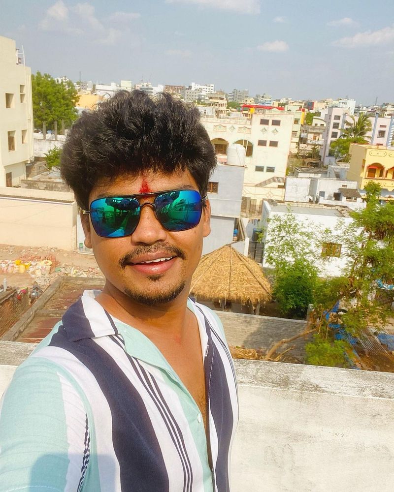ఐతే స్పష్టంగా ఎంత ఇస్తారు అనేది చెప్పలేదు. అయితే మనకున్న సమాచారం ప్రకారం జబర్దస్త్ కమెడియన్స్ లో చాలా మంది నెల జీతం రూపంలో రెమ్యూనరేషన్ తీసుకుంటారు. ఎపిసోడ్స్ వారీగా తీసుకొనేవారు చాలా తక్కువ.