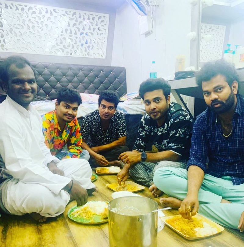 ఇమేజ్, స్టార్డం ని బట్టి అక్కడ టీమ్ లీడర్స్ జీతాలు రూ. 2లక్షల నుండి మొదలు అవుతాయట. సుధీర్, హైపర్ ఆది, రామ్ ప్రసాద్, గెటప్ శ్రీను అధికంగా రూ. 4 లక్షల వరకు తీసుకొనే అవకాశం కలదు. కెవ్వు కార్తీక రెమ్యూనరేషన్ రూ. 2కి తగ్గకుండా ఉంటుందని వినికిడి.