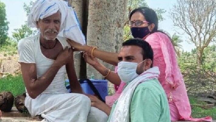 rajasthan news alwar news medical team 1000 feet mountain climbing came for corona vaccination village reached kpr rajasthan news alwar news medical team 1000 feet mountain climbing came for corona vaccination village reached kpr