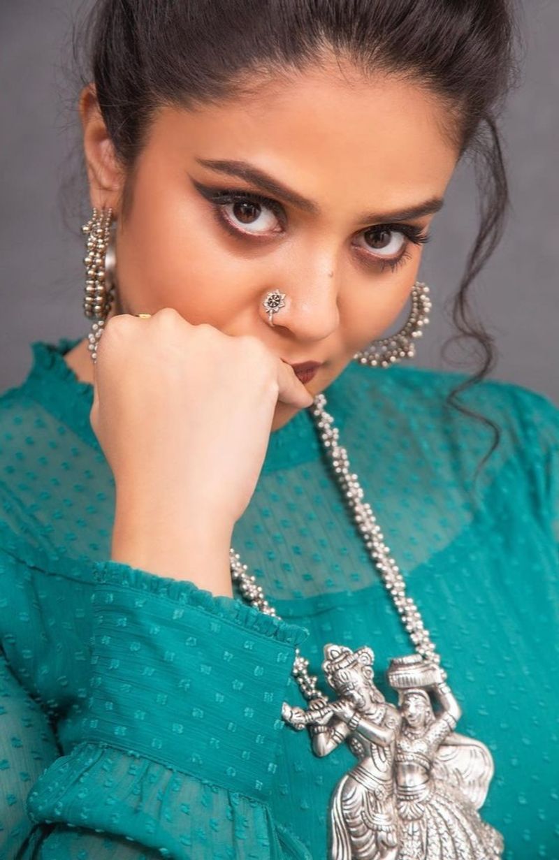 కొద్దిరోజులుగా సోషల్ మీడియా మాధ్యమాలైన ట్విట్టర్, పేస్ బుక్, ఇంస్టాగ్రామ్ బ్యాన్ కానున్నాయని ప్రచారం జరుగుతుంది. పరిస్థితులను అదుపులోకి తేవడానికి, భారత ప్రభుత్వం ఈ నిర్ణయం తీసుకుందని సదరు వార్తల సారాంశం.
