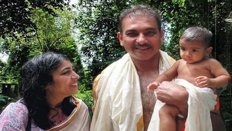 అయితే పెళ్లికి ముందు అమ్రితా సింగ్, టెన్నిస్ స్టార్ గబ్రిల్లా సబాటినిలతో డేటింగ్ చేశాడు రవిశాస్త్రి. అయితే వీరి ప్రేమ వ్యవహారం పెళ్లిదాకా సాగలేదు. 1990లో రితూ సింగ్ని పెళ్లాడిన రవిశాస్త్రికి, 18 ఏళ్ల తర్వాత ఓ కూతురు ఆలేఖ జన్మించింది.