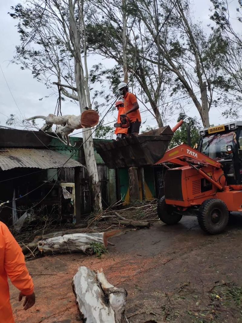 ശക്തമായ ചുഴലിക്കാറ്റിനോടൊപ്പമുണ്ടായ കനത്ത മഴയില് ബംഗാള്, ഒഡീഷ സംസ്ഥാനങ്ങളിലെ താഴ്ന്ന പ്രദേശങ്ങളെല്ലാം വെള്ളത്തിനടിയിലായി. തീരപ്രദേശങ്ങളില് അതിശക്തമായ തീരമാലകള് ഉയര്ന്നു. 