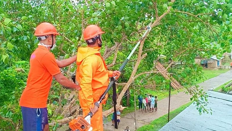 ചുഴലിക്കാറ്റ് ബാധിച്ച ഒഡീഷയിലെ വിവിധ ജില്ലകളിലെ 128 ഗ്രാമങ്ങള്ക്ക് മുഖ്യമന്ത്രി നവീൻ പട്നായിക് ബുധനാഴ്ച ഏഴ് ദിവസത്തെ ആശ്വാസം പ്രഖ്യാപിച്ചു. 