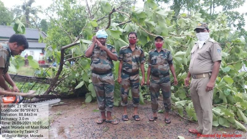 യാസ് ചുഴലിക്കാറ്റ് ദുർബലമായിത്തുടങ്ങിയെങ്കിലും സംസ്ഥാനത്ത് ഇന്നും ശക്തമായ മഴ തുടരുമെന്ന് കാലാവസ്ഥാ നിരീക്ഷണ കേന്ദ്രം അറിയിച്ചു. പതിനൊന്ന് ജില്ലകളില് യെല്ലോ അലര്ട്ട് പ്രഖ്യാപിച്ചിട്ടുണ്ട്. 