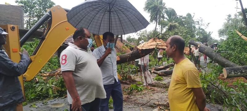 ഇന്നലെ ഒഡീഷ, ബംഗാൾ തീരങ്ങളിൽ വീശിയടിച്ച യാസ് ചുഴലിക്കാറ്റിൽ കനത്ത നാശനഷ്ടമുണ്ടാക്കി. ബംഗാളിൽ മൂന്നുലക്ഷം വീടുകൾക്ക് കേടുപറ്റി. ഒഡീഷയിലെ തീരപ്രദേശങ്ങളിൽ ജനവാസകേന്ദ്രങ്ങളിൽ വെള്ളം കയറി.
