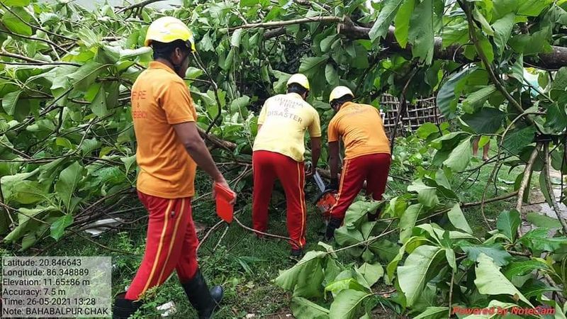 തിരുവനന്തപുരം വിഴിഞ്ഞത്ത് തോണി മറിഞ്ഞ് കാണാതായ രണ്ട് പേർക്കായി തെരച്ചിൽ ഇന്നും തുടരുകയാണ്. ഒരാളുടെ മൃതദേഹം ഇന്നലെ കണ്ടെത്തിയിരുന്നു. ഏഴ് പേരെ രക്ഷപ്പെടുത്തി. കാലാവസ്ഥാ മുന്നറിയിപ്പില്ലാത്തതും, വിവിധ വകുപ്പുകളുടെ ഏകോപനമില്ലായ്മയും അപകടത്തിന് കാരണമെന്ന് മത്സ്യത്തൊഴിലാളികള് ആരോപിച്ചു. 