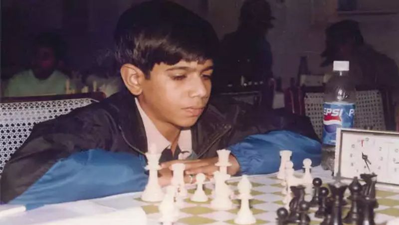 ऐसा रहा चहल का बचपन
युजवेंद्र चहल का जन्म जींद हरियाणा में हुआ था। इनके पिता एक वकील और मां हाउस वाइफ हैं। चहल ने एक इंटव्यू के दौरान बताया था कि पिता उन्हें पहलवान बनाना चाहते थे, लेकिन शरीर पर मांस कम होने के कारण इरादा छोड़ दिया। हालांकि, चहल बचपन में बहुत शानदार चेस खेला करते थे। 