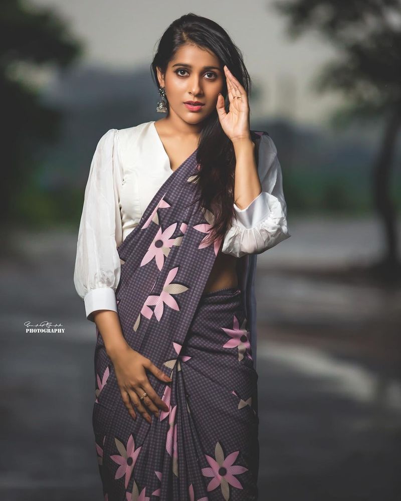 మరోవైపు `సోగ్గాడే చిన్ని నాయనా`లో యాంకర్ అససూయకి మంచి లైఫ్ ఇచ్చాడు నాగ్. ఇప్పుడు రష్మీకి కూడా లైఫ్ ఇవ్వబోతున్నాడా? రష్మీ కూడా నాగ్, ప్రవీణ్ సత్తార్లపైనే ఆశలు పెట్టుకుందా? అన్నది తెలియాల్సి ఉంది.
