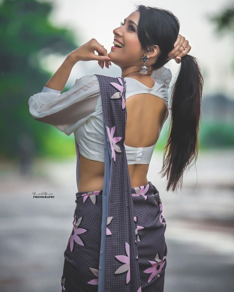 రష్మీ ప్రస్తుతం `జబర్దస్త్` షోకి యాంకర్గా చేస్తుంది. దీంతోపాటు `ఢీ` షోలో క్వీన్స్ టీమ్కి లీడర్గా వ్యవహరిస్తుంది.ప్రస్తుతం ఆమె `బొమ్మ బ్లాక్బస్టర్` చిత్రంలో నందుతో కలిసి నటిస్తుంది.