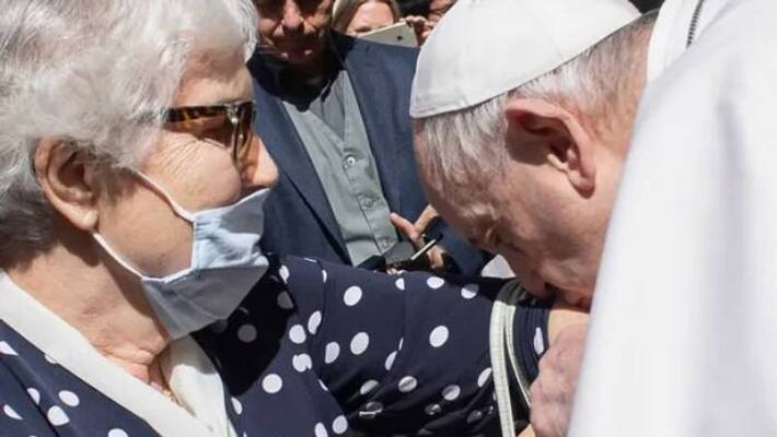 Pope Francis kisses Holocaust survivors tattoo Pope Francis kisses Holocaust survivors tattoo