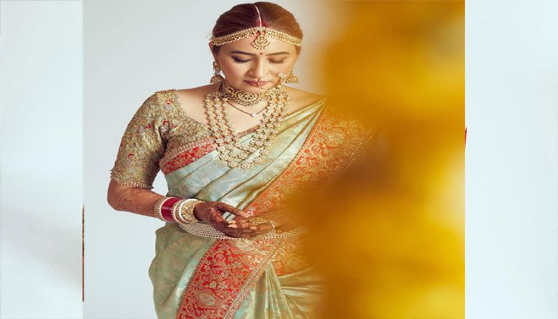 మీకు చీరలంటే ఇష్టమా..? అందులోనూ త్వరలోనే పెళ్లి చేసుకోవాలని అనుకుంటున్నారా..? అయితే.. ఇదిగో ఇలాంటి చీరను కనుక ఎంపిక చేసుకుంటే... ఎలాంటివారైనా మెరవాల్సిందే.