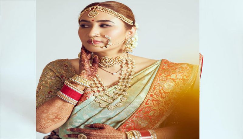 స్కై బ్లూ కలర్ కాంజీవరం చీరకు.. హ్యాండ్ ఎంబ్రాయిడరీ బ్లౌజ్ మరింత అందాన్ని తీసుకువచ్చింది. ఆమె లుక్ చాలా గ్రాండ్ గా కనపడుతోంది.