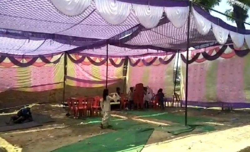 अब सवाल यह था कि दूल्हे का क्या होगा जो शादी की आधी रस्में कर चुका था। दुल्हन की मौत के कुछ बाद ही दोनों पक्षों में सहमति बनी कि दुल्हन की छोटी बहन निशा के साथ इसी मंडप में अभी शादी कर दी जाए। इस तरह से दूल्हे को जीजा कहने वाली साली निशा की शादी उससे हो गई। 
