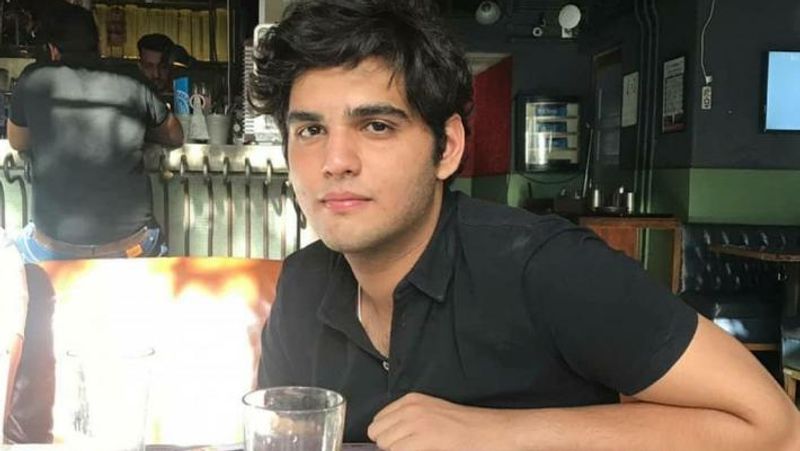 अली ने बताया था- मेरे साथ फिल्म की कहानी पर काम करने वाले सह लेखक पालवी का ये विचार थे। मुझे तो इस बारे में काफी कुछ पता ही है कि कैसे एक लेखक और एक फिल्ममेकर के बीच के रिश्ते यहां पनपते हैं, बनते हैं, बिगड़ते हैं। फिल्म में ये विषय लिखा ऐसे गया है कि खुद मैं पहली बार इसे सुनने के बाद पेट पकड़कर देर तक हंसता रहा।