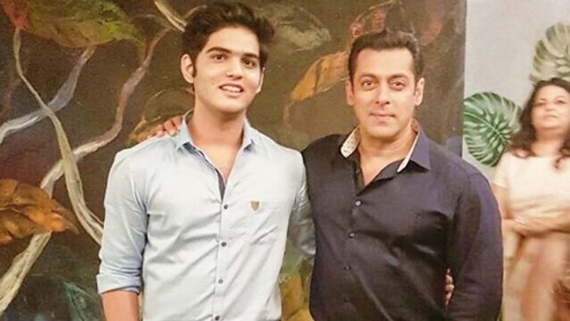 चाइल्ड आर्टिस्ट से फिल्म डायरेक्टर बनने के सफर में दिक्कतें तो खूब आईं होंगी सवाल के जवाब में अली हाजी ने बताया- मेरी यह जर्नी बहुत मस्त भरी रही है। अभी तक तो मैं एक्टिंग करता है। 