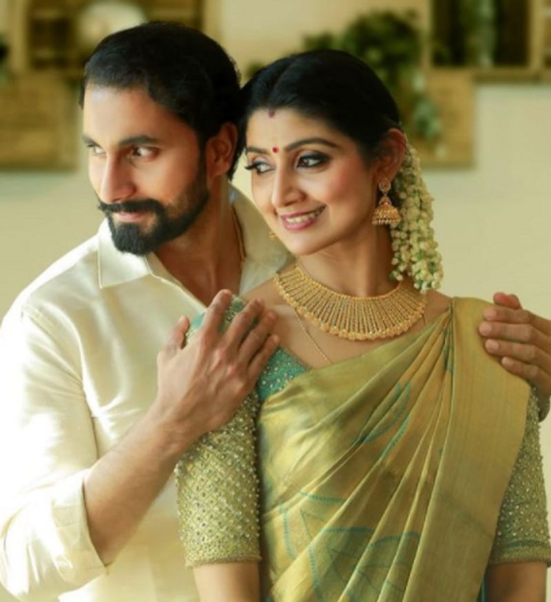 ഇപോള് അമേരിക്കയില് ഭര്ത്താവിന് ഒപ്പമാണ് ദിവ്യാ ഉണ്ണി.