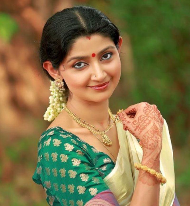 ജീവിതം ഒരു കണ്ണാടിയാണ്, അതിൽ ചിന്തിക്കുന്നതെന്താണെന്ന് ചിന്തകന് പ്രതിഫലിപ്പിക്കും എന്നാണ് എന്ന ഏണസ്റ്റ് ഹോംസിന്റെ വാക്കുകളാണ് ക്യാപ്ഷനായി എഴുതിയിരിക്കുന്നത്.