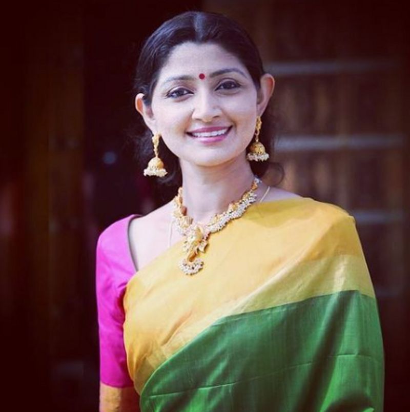 സിനിമയില്ലെങ്കിലും നര്ത്തകിയെന്ന നിലയില് സജീവമാണ് ഇപോള് ദിവ്യ ഉണ്ണി.