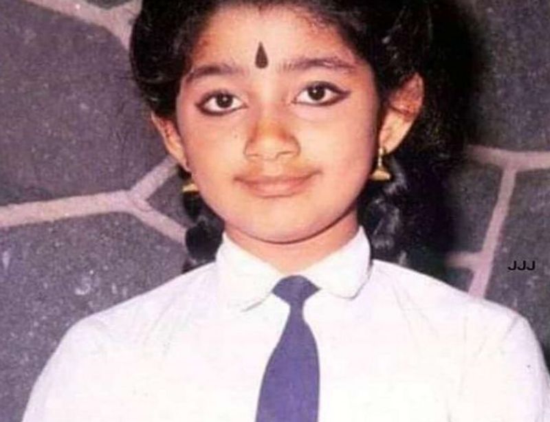 നീയെത്ര ധന്യ എന്ന സിനിമയില് ബാലതാരമായിട്ടാണ് ദിവ്യ ഉണ്ണി വെള്ളിത്തിരയില് എത്തിയത്.