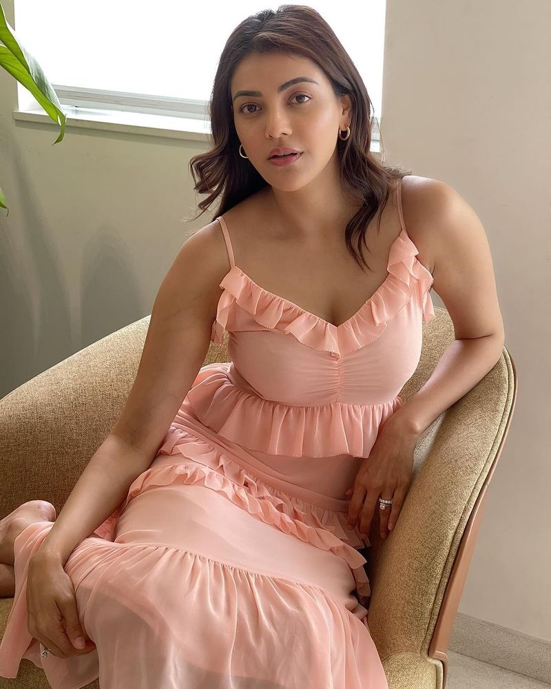 పెళ్లి తరువాత కాజల్ సినిమాలకు బై చెబుతుందని కొందరు భావించారు. అయితే కాజల్ అనూహ్యంగా జోరు పెంచారు. సినిమాలతో పాటు వెబ్ సిరీస్ లు ఒప్పుకుంటున్నారు. ఆల్రెడీ ఆమె నటించిన లైవ్ టెలీకాస్ట్ సిరీస్ విడుదలైంది. సిగరెట్, మందు తాగుతూ కాజల్ బోల్డ్ రోల్ చేసింది.