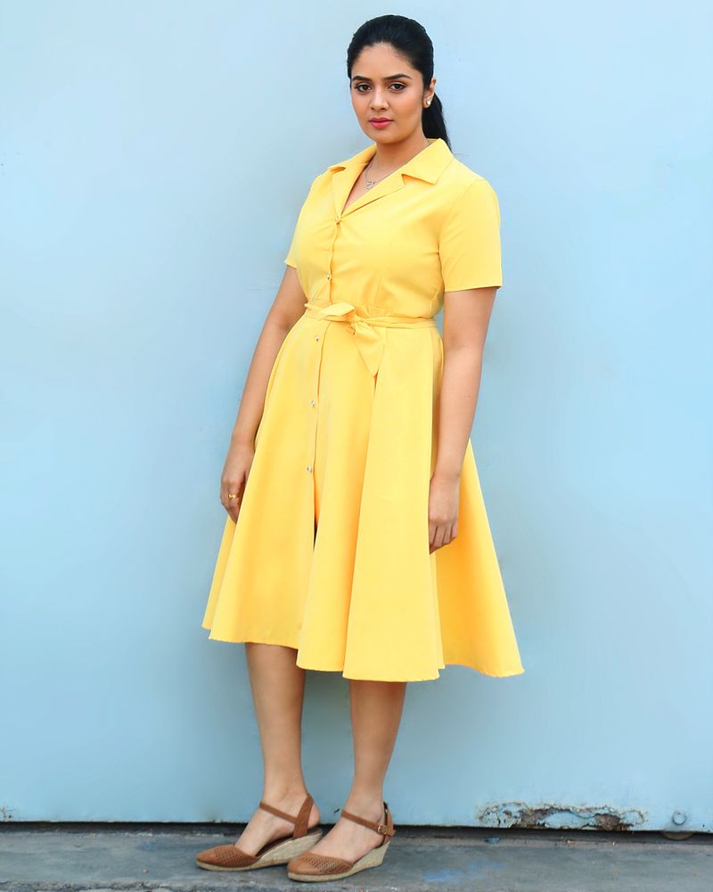 హాట్ అందాల యాంకర్ శ్రీముఖి తాజాగా తన అభిమానులతో ముచ్చటించింది. అనేక విషయాలను పంచుకుంది. అభిమానుల పలు ప్రశ్నలకు సమాధానమిచ్చింది.
