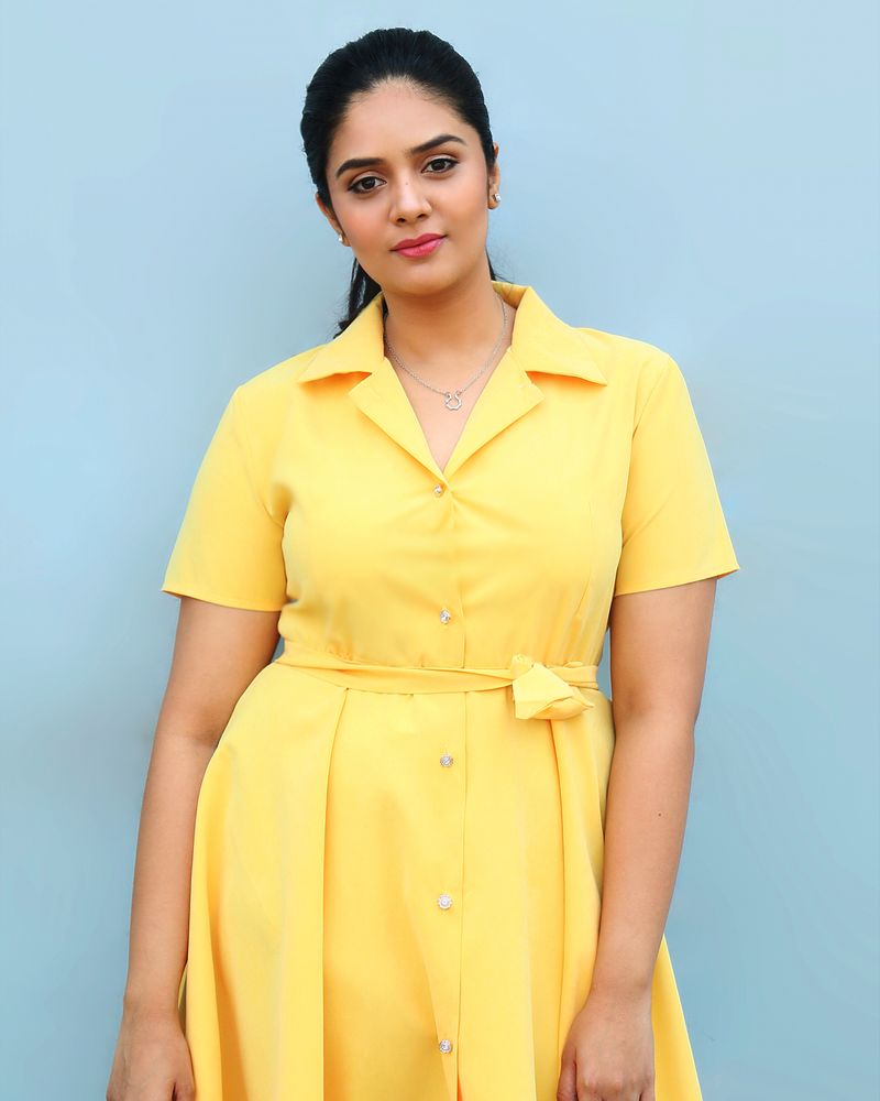 ఈ సందర్భంగా కొందరు అభిమానులు కొంటె ప్రశ్నలతో శ్రీముఖిని చిరాకు పుట్టించారు. ఇరిటేట్ చేశారు. కొందరు రొమాంటిక్ ప్రశ్నలతో శ్రీముఖిలో చలనం కలిపించారు.