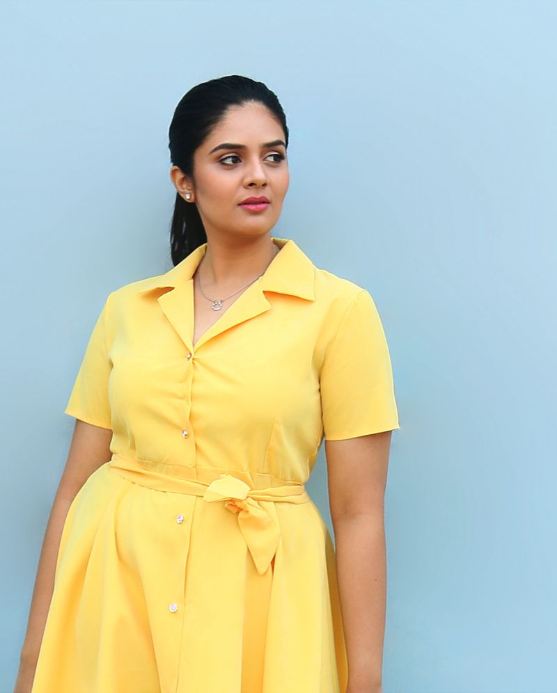 మీరు ఎవరితోనైనా రిలేషన్లో ఉన్నారా? అని అడిగిన ప్రశ్నకి స్పందిస్తూ, నాకు లవర్ ఎవరూ లేరండి బాబు.. నన్ను నమ్మండని పేర్కొంది. ఎవరితోనూ రిలేషన్లో లేనని తేల్చి చెప్పింది.