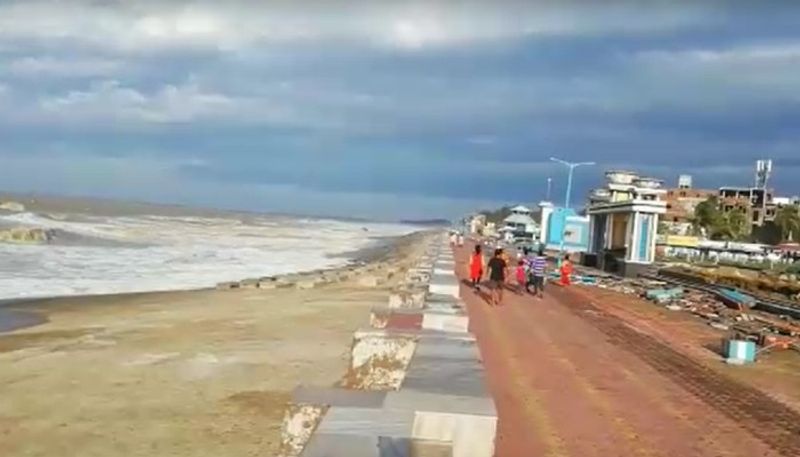 করোনা পরিস্থিতি বেশ কিছুটা স্বাভাবিক হওয়ার পর থেকেই দিঘায় আবারও সেই চেনা ভিড় লক্ষ্য করা যাচ্ছিল। কিন্তু নির্দেশিকা জারি হওয়ার পর থেকেই সেই ভিড়ে ভাটা পড়ে। তবে এই সমস্যার সহজ সমাধান বার করলো দিঘা-সঙ্করপুর হোটেলিয়ার্স অ্যাসোসিয়েশন। 