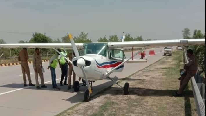 Emergency landing of aircraft on Yamuna Expressway, both pilots safe asa Emergency landing of aircraft on Yamuna Expressway, both pilots safe asa
