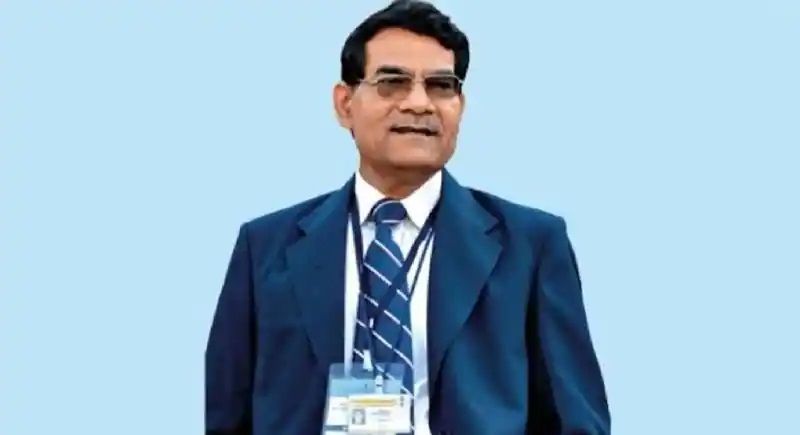 मऊ जिले के निवासी अरविंद कुमार शर्मा प्रधानमंत्री नरेंद्र मोदी के करीबी हैं। एसके शर्मा पॉलिटिकल साइंस में फर्स्ट क्लास से मास्टर डिग्री प्राप्त किए हैं। वह भूमिहार ब्राह्मण समुदाय से आते हैं। साल 2001 से लेकर 2013 तक गुजरात के सीएम नरेंद्र मोदी के साथ काम किए हैं। 