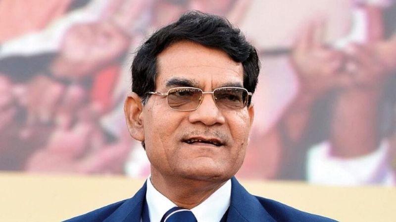 मीडिया रिपोर्ट्स के मुताबिक 28 या 29 मई को योगी सरकार में दूसरे मंत्रिमंडल विस्तार में बड़ा फेरबदल होने वाला है। कहा तो यहां तक जा रहा है कि इसमें एक केशव प्रसाद मौर्य को कुर्सी गंवानी पड़ सकती हैं, उन्हें अब फिर से प्रदेश अध्यक्ष की जिम्मेदारी सौंपी जा सकती हैं, जबकि उनके स्थान पर एसके शर्मा को नया डिप्टी सीएम बनाया सकता है। 