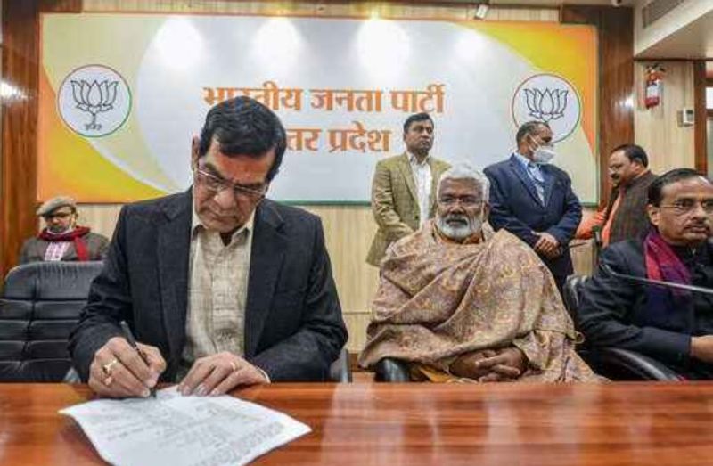 नरेंद्र मोदी जब सीएम से पीएम बने तो वो अपने साथ अरविंद कुमार शर्मा को पीएमओ लेकर आ गए। जहां साल 2014 में वह पीएमओ में संयुक्त सचिव के पद पर रहे। उसके बाद प्रमोशन पाकर सचिव बने थे। लॉकडाउन के बाद पीएम ने उन्हें सूक्ष्म, लघु एवं मझोले उपक्रम (एमएसएमई) मंत्रालय में सचिव के पद पर भेजा था।
