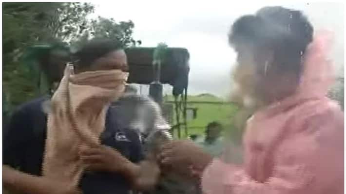 Odisha Reporter Asks Man Why He Stepped Out During Cyclone Yaas His Reply Is Viral Odisha Reporter Asks Man Why He Stepped Out During Cyclone Yaas His Reply Is Viral