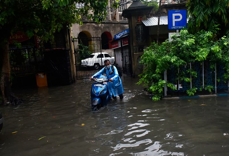 সোমবার থেকেই রাজ্যের বিভিন্ন প্রান্তে বিক্ষিপ্ত বৃষ্টিপাত হয়, পাশাপাশি কলকাতাতে এদিন তাপমাত্রা এক ধাক্কায় অনেকটাই কমে নেমে আসে।