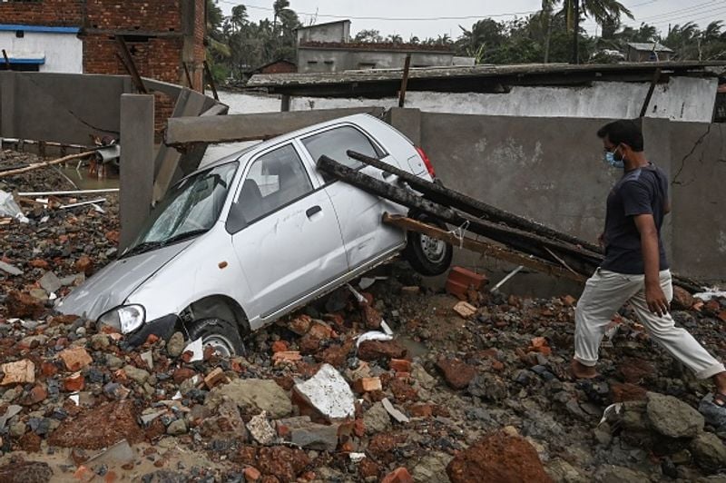 ঘূর্ণিঝড় যশ (Cyclone Yaas)প্রথমে আশঙ্কা করা হয়েছিল, এটি সরাসরি আছড়ে পড়বে বাংলায়। পরে দিক বদলে ২৬ মে তারিখে ওড়িশার বালাসোর দিয়ে স্থলপথে প্রবেশ করেছিল। ওড়িশা ও বাংলা - দুই রাজ্য়েই বড় মাপের সম্পত্তির ক্ষতি হয়েছে বলে খবর পাওয়া যাচ্ছে। তবে প্রাণহানির সংখ্যা ওড়িশায় ৪, পশ্চিমবঙ্গে মাত্র ২। সঙ্গে পূর্ণিমা থাকায়, বহু এলাকাই জলমগ্ন হয়ে পড়েছে।