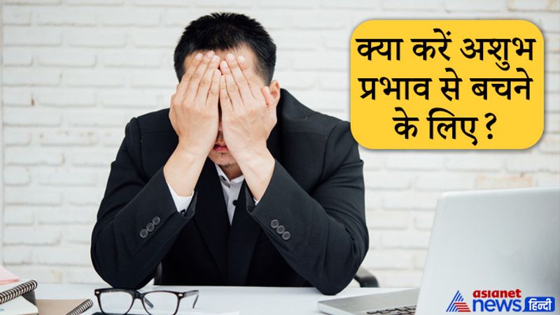 क्या करें अशुभ प्रभाव से बचने के लिए?
- सूर्य के रोहिणी नक्षत्र में आने पर अशुभ प्रभाव से बचने के लिए पीपल और मदार के पौधे में पानी डालना चाहिए।
- सूर्योदय से पहले उठकर सूर्य को प्रणाम करें। तांबे के बर्तन से सूर्य को जल चढ़ाएं। पानी में लाल चंदन मिलाकर सूर्य को चढ़ाएं।
- सूर्य को लाल फूल चढ़ाएं। गुड़हल का फूल चढ़ाने से सूर्य संबंधी दोष खत्म हो जाते हैं।