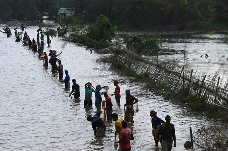 കിഴക്കൻ തീരത്ത് വീശിയ ടൗട്ടേ ചുഴലിക്കാറ്റിന്റെ സ്വാധീനമാണ് ഇതിന് കാരണം. 1804 മുതൽ ഒഡിഷ തീരത്തെത്തിയ 138 ചുഴലിക്കാറ്റുകളിൽ കാലവർഷത്തിന് മുന്നോടിയായി എത്തുന്ന 14-ാമത്തെ ചുഴലിക്കാറ്റാണ് യാസ് ചുഴലിക്കാറ്റ്. (ബംഗാളിലും ഒഡീഷയിലും യാസ് ചുഴലിക്കാറ്റ് വീശിയതിനെ തുടര്ന്നുള്ള ചിത്രങ്ങള്, ഗെറ്റിയില് നിന്ന് )