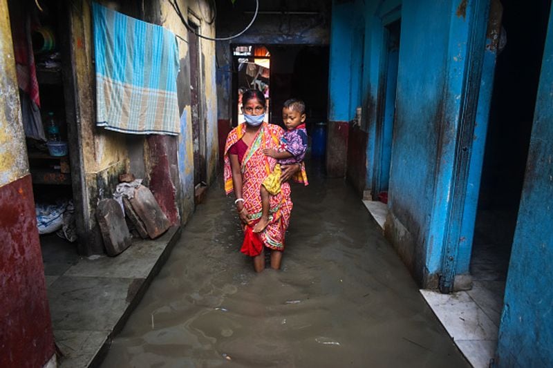 ഈ ജില്ലകളിൽ ശക്തമായ മഴ ലഭിച്ചേക്കാമെന്നാണ് കാലാവസ്ഥാ കേന്ദ്രത്തിന്റെ മുന്നറിയിപ്പ്. തിങ്കളാഴ്ചയോടെ കേരളത്തിൽ കാലവർഷം മെത്തുമെന്നും കാലാവസ്ഥാ വകുപ്പ് പറയുന്നു. കോട്ടയം ജില്ലയിൽ ഇത്തവണ ഏറ്റവും ഉയർന്ന മഴ ലഭിച്ചു. 110 മില്ലീമീറ്റർ മഴയാണ് കോട്ടയത്ത് പെയ്തത്. (ബംഗാളിലും ഒഡീഷയിലും യാസ് ചുഴലിക്കാറ്റ് വീശിയതിനെ തുടര്ന്നുള്ള ചിത്രങ്ങള്, ഗെറ്റിയില് നിന്ന് )