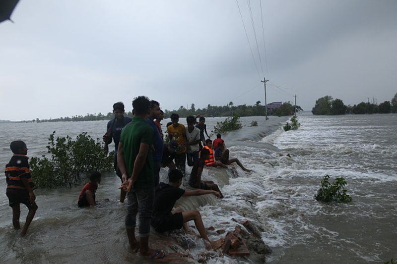 ഇടുക്കി, പമ്പ, ഷോളയാർ, ഇടമലയാർ, കുണ്ടള, മാട്ടുപ്പെട്ടി അണക്കെട്ടുകളില് 36 ശതമാനം വെള്ളമുണ്ട്. കുറ്റ്യാടി, ബാണാസുര സാഗർ, ആനയിറങ്കൽ, പൊൻമുടി അണക്കെട്ടുകൾ – 25 ശതമാനവും കല്ലാർകുട്ടി, പെരിങ്ങൽക്കുത്ത്, ചെങ്കുളം, ലോവർപെരിയാർ കക്കാട് അണക്കെട്ടുകൾ 69 ശതമാനവും ജലം ഇപ്പോള് സംഭരിക്കപ്പെട്ടിട്ടുണ്ട്. കല്ലാർകുട്ടി, മൂഴിയാർ അണക്കെട്ടുകൾ ഈ വർഷം തുറന്നു. പെരിങ്ങൽക്കുത്ത് അണക്കെട്ടിൽ ഓറഞ്ച് അലർട്ട് പ്രഖ്യാപിച്ചിട്ടുണ്ട്. (ബംഗാളിലും ഒഡീഷയിലും യാസ് ചുഴലിക്കാറ്റ് വീശിയതിനെ തുടര്ന്നുള്ള ചിത്രങ്ങള്, ഗെറ്റിയില് നിന്ന് )