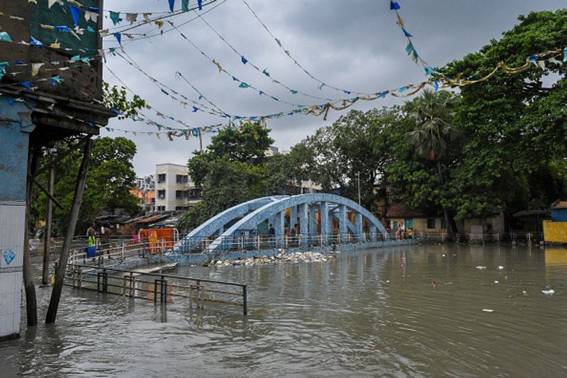 നിരവധി വീടുകൾ തകരുകയും ഒട്ടേറെ വീടുകൾ ഭാഗികമായി കേടുപാടുകൾ സംഭവിക്കുകയും ചെയ്തു. നൂറ്ക്കണക്കിന് മത്സ്യത്തൊഴിലാളികളെ കേരളത്തിന്റെ തീരദേശത്ത് നിന്ന് മാറ്റി പാര്പ്പിച്ചു. (ബംഗാളിലും ഒഡീഷയിലും യാസ് ചുഴലിക്കാറ്റ് വീശിയതിനെ തുടര്ന്നുള്ള ചിത്രങ്ങള്, ഗെറ്റിയില് നിന്ന് )
