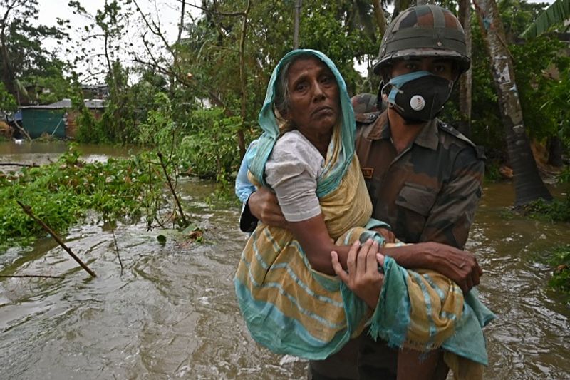 മഴയിലും കടൽക്ഷോഭത്തിലും വീടുകൾ നഷ്ടപ്പെട്ടവർക്കും ഭാഗികമായി കിടപ്പാടം തകർന്നവർക്കുമായി തിരുവനന്തപുരത്ത് ഒമ്പതിടങ്ങളിൽ ദുരിതാശ്വാസക്യാമ്പുകൾ ആരംഭിച്ചു. (ബംഗാളിലും ഒഡീഷയിലും യാസ് ചുഴലിക്കാറ്റ് വീശിയതിനെ തുടര്ന്നുള്ള ചിത്രങ്ങള്, ഗെറ്റിയില് നിന്ന് )