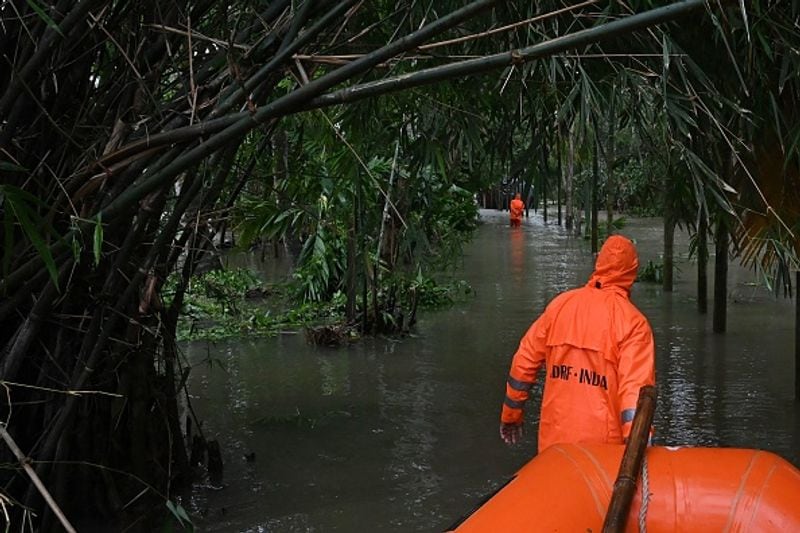 മഴക്കെടുതിയെത്തുടര്ന്ന് 60 കുടുംബങ്ങളിൽ നിന്നായി 502 പേരെയാണ് ജില്ലയില് മാറ്റിപ്പാർപ്പിച്ചത്. 171 വീടുകൾ ഭാഗികമായും ആറ് വീടുകൾ പൂർണമായും തകർന്നു. ജില്ലയിലെ മറ്റ് നാശനഷ്ടങ്ങൾ കണക്കാക്കി വരുന്നതായി തഹസിൽദാർ അറിയിച്ചു. (ബംഗാളിലും ഒഡീഷയിലും യാസ് ചുഴലിക്കാറ്റ് വീശിയതിനെ തുടര്ന്നുള്ള ചിത്രങ്ങള്, ഗെറ്റിയില് നിന്ന് )