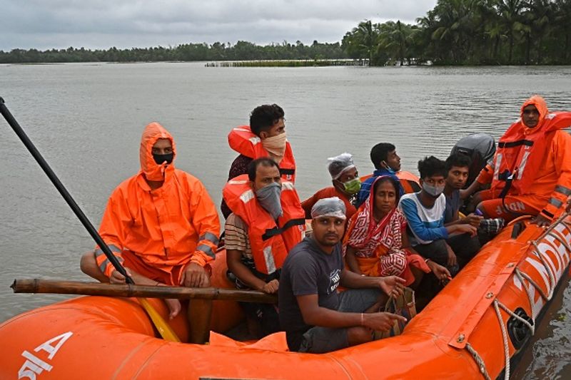 നീരൊഴുക്ക് വർധിച്ചതോടെ നെയ്യാർഡാമിന്റെ നാല് ഷട്ടറുകളും 25 സെൻറിമീറ്റർ കൂടി ഉയർത്തി. നേരത്തെ ഡാമിന്റെ ഷട്ടറുകള് 50 സെൻറീമീറ്റർ ഉയർത്തിയത് കൂടാതെയാണിത്. (ബംഗാളിലും ഒഡീഷയിലും യാസ് ചുഴലിക്കാറ്റ് വീശിയതിനെ തുടര്ന്നുള്ള ചിത്രങ്ങള്, ഗെറ്റിയില് നിന്ന് )