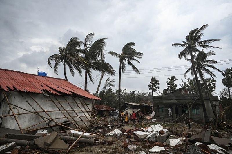 'കൊവിഡ് മഹാമാരിയുടെ രണ്ടാംവരവിന്റെ ഈ കാലത്ത്, എല്ലാവരും മാസ്ക് ധരിച്ചും സാനിറ്റൈസ് ചെയ്തും സാമൂഹ്യ അകലം പാലിച്ചും വാക്സിന് എടുത്തും പ്രതിരോധത്തിന് തയ്യാറാവണമെന്ന് ഏഷ്യാനെറ്റ് ന്യൂസ് അഭ്യര്ത്ഥിക്കുന്നു. ഒന്നിച്ച് നിന്നാല് നമുക്കീ മഹാമാരിയെ തോല്പ്പിക്കാനാവും.' #BreakTheChain #ANCares #IndiaFightsCorona.