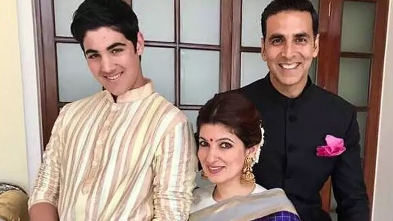 एक इंटरव्यू में अक्षय ने बताया था- ट्विंकल की खूबसूरती ने इतना इम्प्रेस नहीं किया था, जितना उनके गुणों ने। और उन्हें देखते ही मैं शादी के सपने संजोने लगा था। उनकी ट्विंकल से मुलाकात फिल्मफेयर के एक फोटोशूट के दौरान हुई थी। अक्षय पहली नजर में ही ट्विंकल को अपना दिल दे बैठे थे।