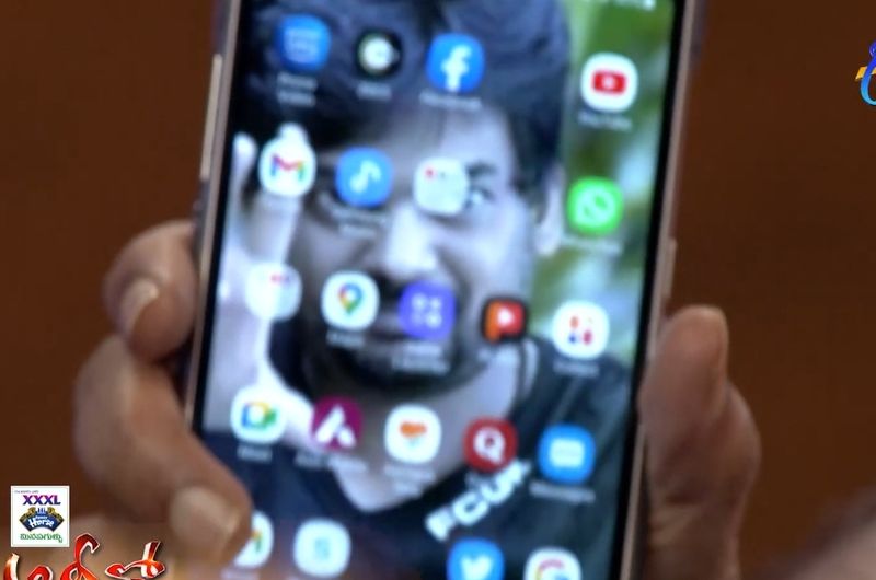 ఇక పరిశ్రమలో రాజమౌళి కాకుండా మీకు నచ్చిన దర్శకుడు ఎవరని అడుగగా.. పూరి జగన్నాద్ పేరు చెప్పారు విజియేంద్ర ప్రసాద్. ఆయనను నేను శత్రువుగా భావిస్తాను. పూరి గారంటే నాకు ఈర్ష్య. అందుకే అతనిని రోజూ చూడడం కోసం అతని ఫోటో వాల్ పేపర్ గా పెట్టుకున్నాని మొబైల్ స్క్రీన్ చూపించాడు విజయేంద్ర ప్రసాద్.